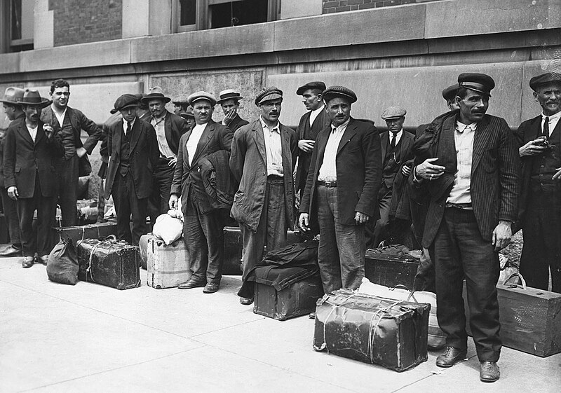 File:Italian immigrants at Ellis Island.jpg