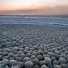 10/02: Boles de neu en una platja de Tallinn (Estònia), un fenomen rar provocat per l'onatge i temperatures entre -15° i -20 °C