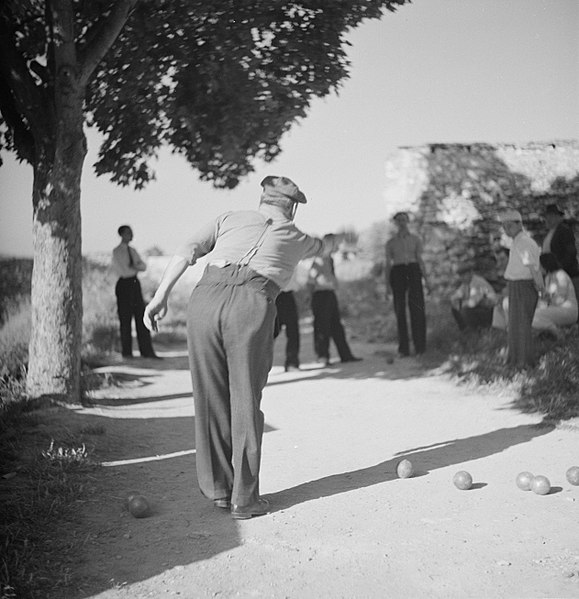 File:Jeu de boules-baan met spelers, waarschijnlijk in de buurt van La Grange-Charton, Bestanddeelnr 191-0339.jpg