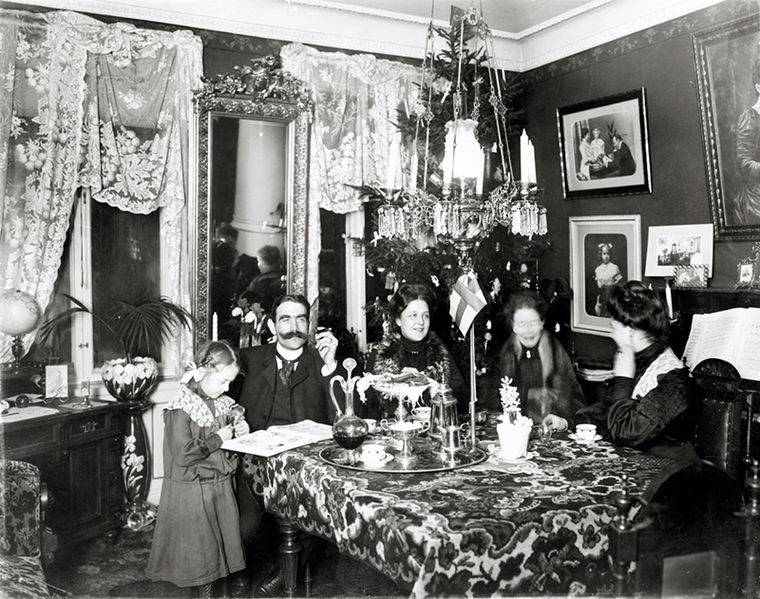 File:Julfirande, borgerlig hemmiljö runt sekelskiftet 1900. Familj dricker kaffe i salongen - Nordiska Museet - NMA.0036172.jpg