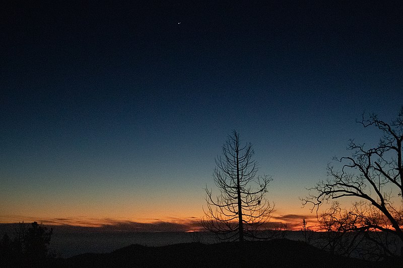 File:Jupiter and Saturn right next to each other in the evening sky having recently eclipsed (50745390888).jpg