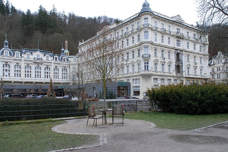 File:Karlovy Vary lavička Václava Havla 8.jpg