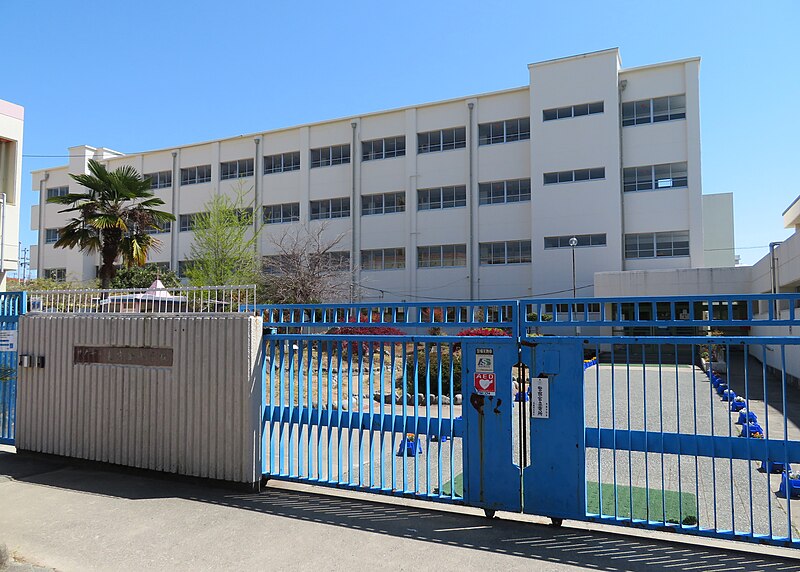 File:Kobe City Higashi Ochiai elementary school 20210411.jpg