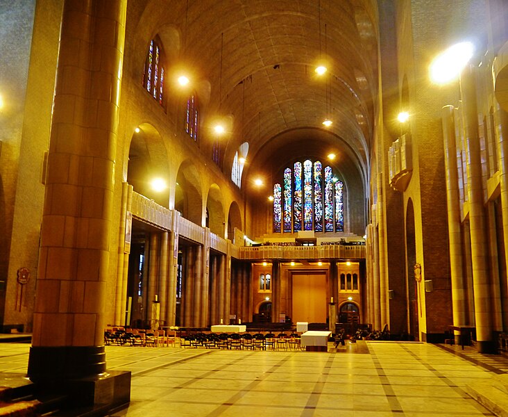 File:Koekelberg Basilique Nationale Sacré-Coeur Innen Langhaus West 2.jpg