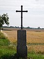 Krnsko - kříž u cesty mezi Krnskem a Řehnicemi; v pozadí Řehnice