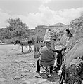 Kunstenaar op straat in Safad (Safed) bezig met het vastleggen van straattafreel, Bestanddeelnr 255-4009.jpg