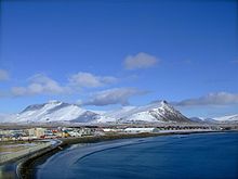 Langisandur in Akranes im Winter, im Hintergrund der Berg Akrafjall