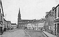 Lanmeur : la place principale et l'église paroissiale vers 1910 (carte postale).