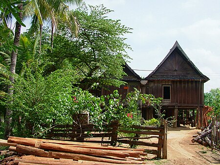 Tập_tin:Lao_stilt_house_in_Ban_Don.JPG