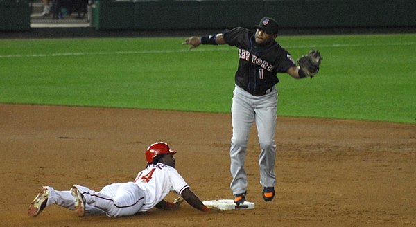 Lastings Milledge steals a base.