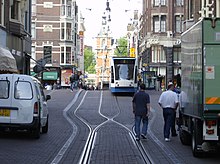 Öffentlicher Verkehr, Warenlieferung, privater Verkehr und Fußgänger in der Leidsestraat, Amsterdam