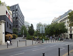 Rue Severiano-de-Heredia (espace vert) sur la tranchée recouverte vue de la rue de Saussure. La chaussée du boulevard Pereire-nord est à droite de l'espace vert.