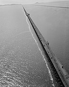 Luchtfoto van de Lucin Cutoff-bok voor verwijdering.  Rechts van de bok is de dijk uit de jaren 50 te zien.