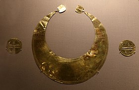 Lunula d'oro e due dischi d'oro, da coggalbeg, co. roscommon, 2200-1800 ac ca.jpg