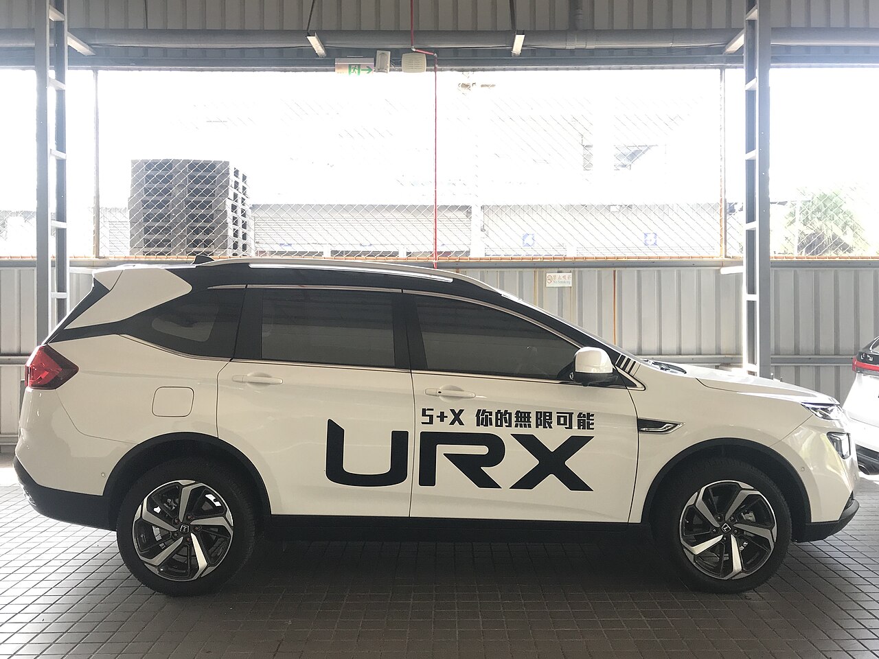 Image of Luxgen URX 007