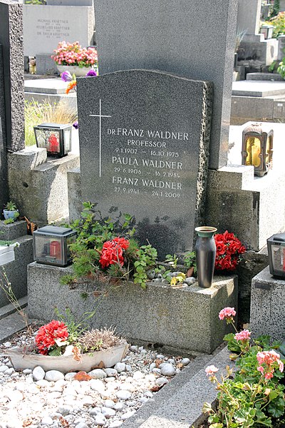 File:Mödling-Friedhof-GrWaldner 3673.JPG