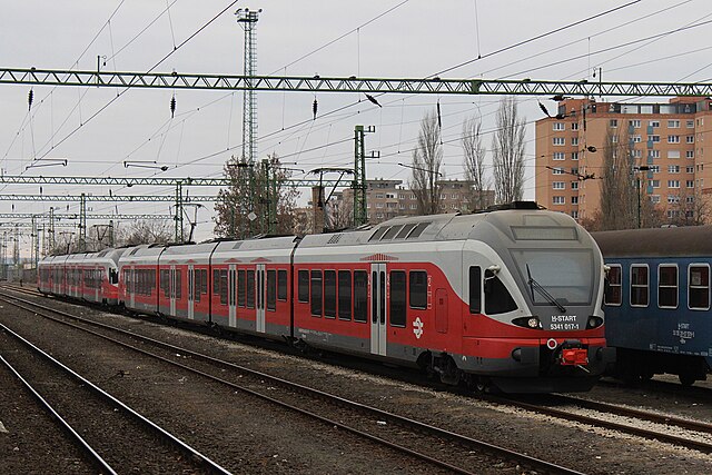 Stadler FLIRT típusú személyvonat Székesfehérvár vasútállomáson