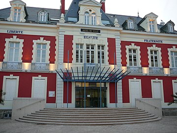 Ficheiro:Mairie_Montceau-les-mines_nuit.JPG