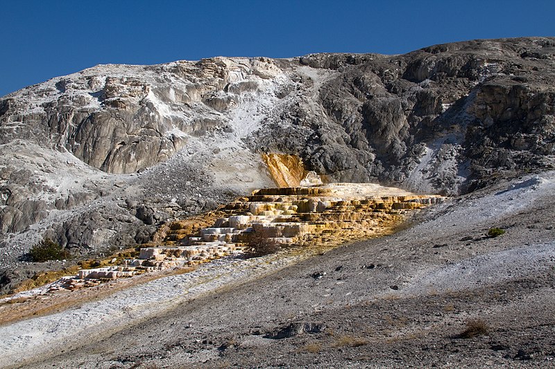 File:Mammoth Hot Springs 18 (8039002591).jpg