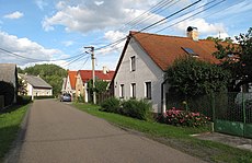 Medový Újezd, silnice s domy.jpg