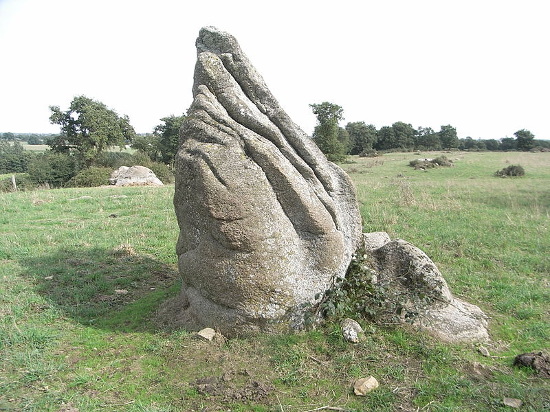 File:Menhir dit la pierre levée de Charbonneau 02.JPG