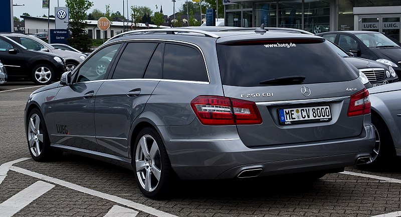 File:Mercedes-Benz E 250 CDI 4MATIC BlueEFFICIENCY T-Modell Avantgarde Sport-Paket (S 212) – Heckansicht (1), 3. Mai 2012, Velbert.jpg