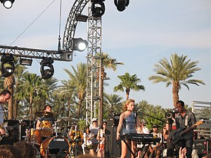 Metric at Coachella 2008.jpg