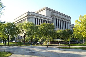 Das Milwaukee County Courthouse in Milwaukee, seit 1982 im NRHP gelistet[1]