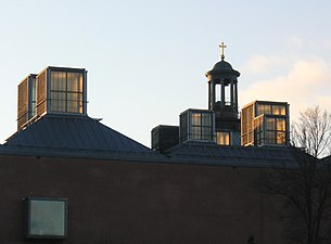 Lanterniner på Moderna museet, Stockholm. I bakgrunden Skeppsholmskyrkans lanternin.