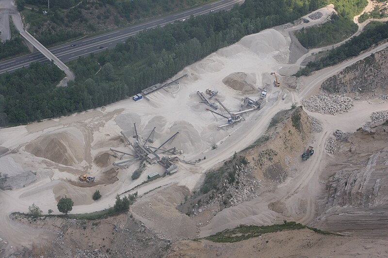 File:Mont Salève Steinbruch 2010-07-02.jpg