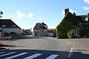 Le centre du village de Morand. sur la droite, l'église, sur la gauche, le monument aux morts.