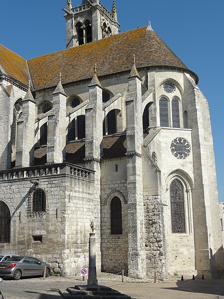 File:Moret-sur-Loing (77), église Notre-Dame, chœur, vue depuis le sud-est 1.JPG