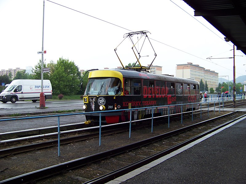 File:Most, nádraží, tram 205 - linka 3, ve výstupní zastávce.jpg