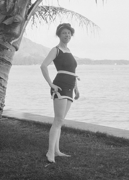 File:Mrs. Jack London by the beach, Genthe LCCN2018710857 (cropped).jpg