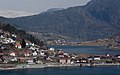 Norsk nynorsk: Nes i Sogndal med Barsnes i bakgrunnen.