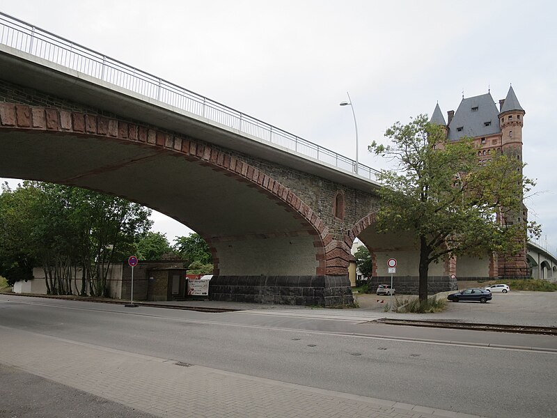 File:Nibelungenbrücke Vorlandbrücke.jpg