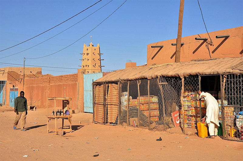 File:Niger, Arlit (4), street scene.jpg