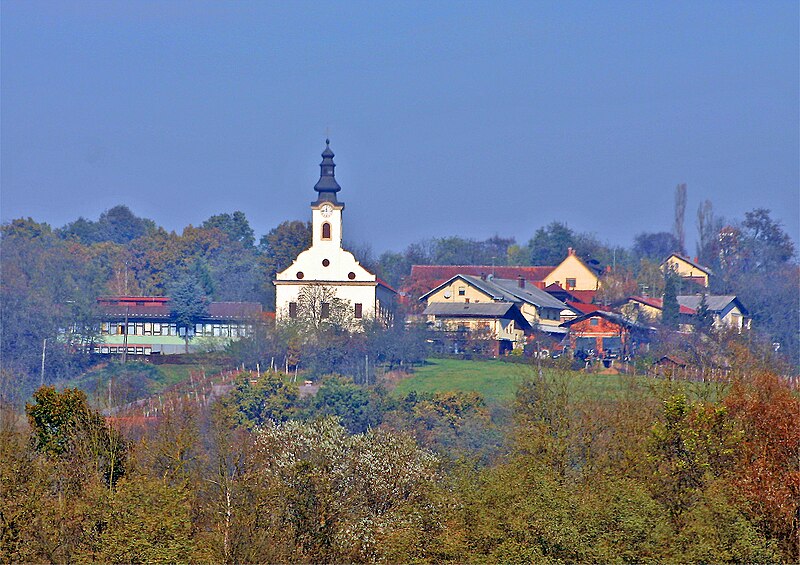 File:OŠ in cerkev Bodonci.jpg