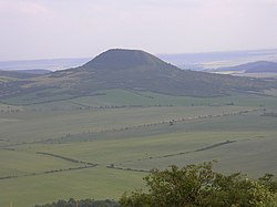 Pohled na Oblík ze 4 km vzdálené Milé