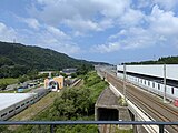 左から津軽二股駅と三線軌条引き込み線（2024年8月）