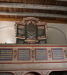 Orgel mit Empore der Kirche Sternhagen.jpg