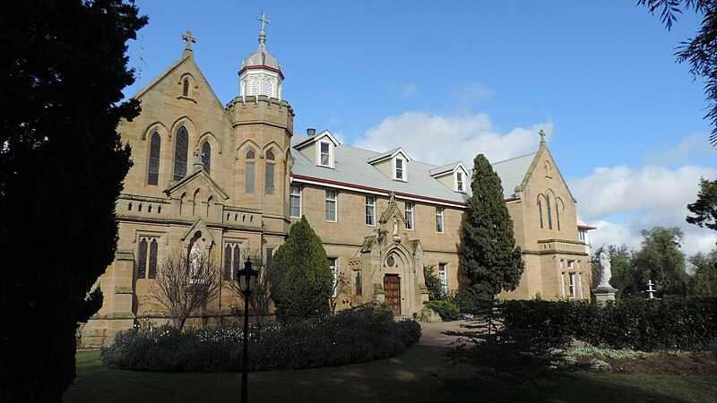 File:Our Lady of Assumption Convent, Warwick, 2015 - exterior view 02.jpg