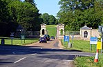 Stowe House-dagi Oksford darvozasi, darvoza ustunlari va turar joylari