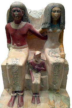 Le prêtre d'Amon, Kaminem, avec sa femme et son fils (époque de Thoutmôsis III, XVIIIe dynastie) - Musée du Louvre.