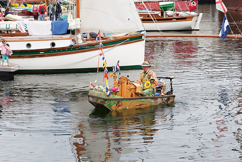File:Paimpol - Festival du chant de marin 2017 - Reinier Sijpkens et le Muziekboot - 002.jpg