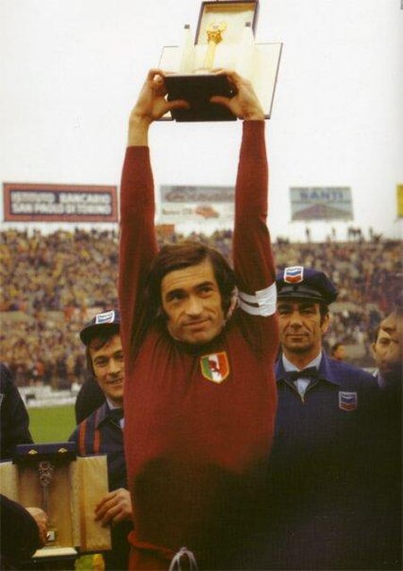 Fail:Paolo_Pulici_-_Torino_-_Serie_A_1975-76_top_scorer.jpg