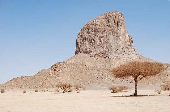 Vườn quốc gia Ahaggar là một vườn quốc gia rộng lớn nằm ở tỉnh Tamanrasset, Algérie. Nó được biết đến với ý nghĩa lịch sử và khảo cổ phong phú, với di tích nhà ở có niên đại từ 600.000 đến 1 triệu năm. Hình: Hamza-sia