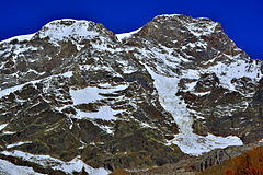 L'imponente parete valsesiana del Monte Rosa con la Punta Parrot m.4436 a sinistra e la Punta Gnifetti m.4559 a destra.