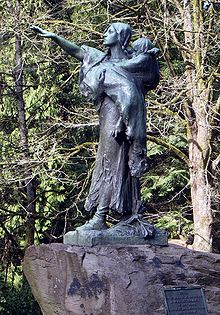 Sacajawea statue in Washington Park pointing the way westward