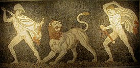 Античная мозаика со сценой львиной охоты Александра Македонского (слева) и Кратера (справа). Пелла, Греция. Предположительно мозаика изображает скульптурную группу авторства Лисиппа и Леохара в Дельфах[1]